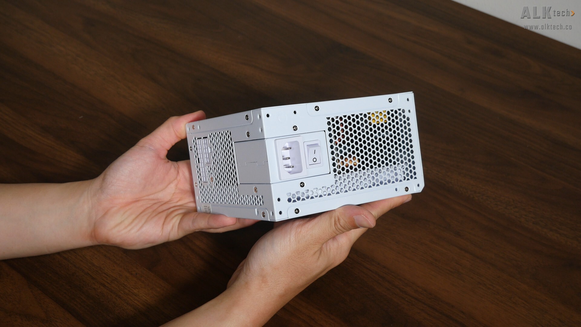 Unboxing & Overview: Lian Li RS1000G ATX Power Supply Unit